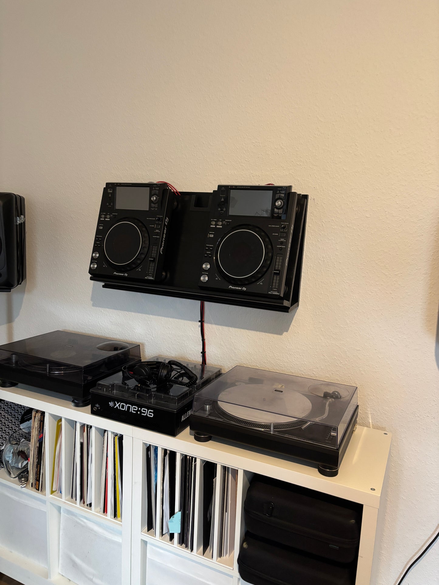 Painted CDJ wall mount - V1